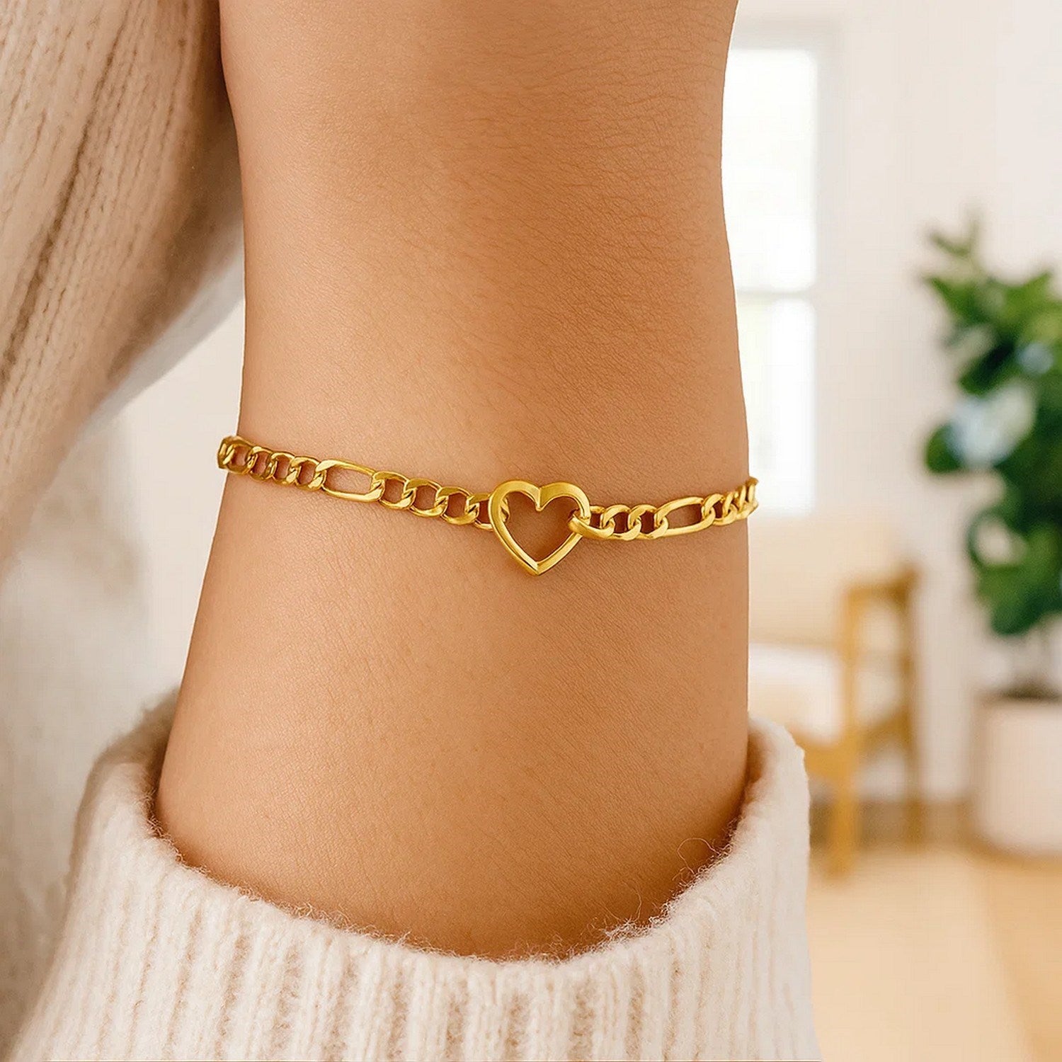 Figaro Chain Heart Bracelet in 10K Yellow Gold (4.50 mm)