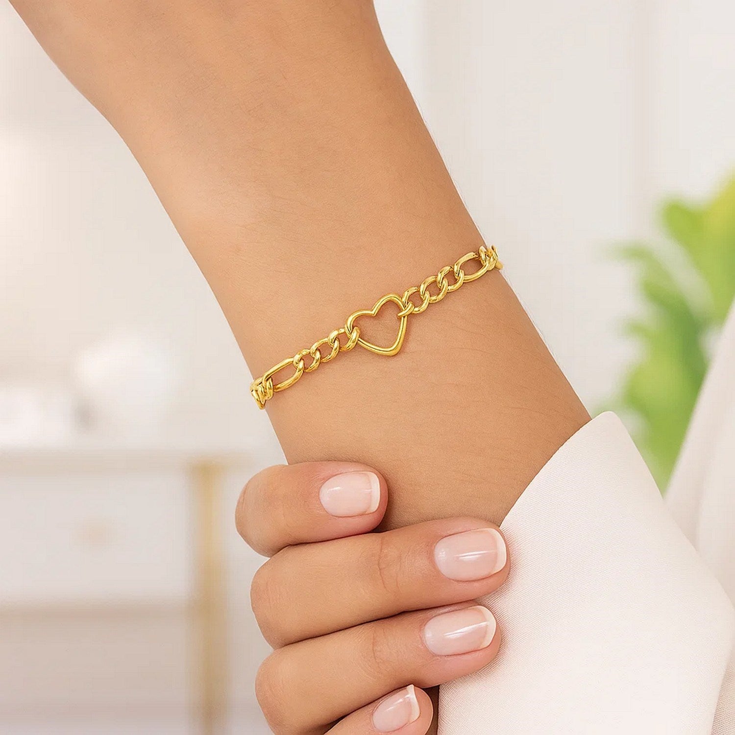 Figaro Chain Heart Bracelet in 10K Yellow Gold (4.50 mm)