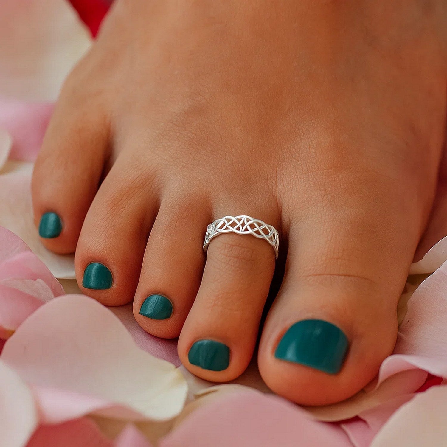 14k White Gold Toe Ring in a Celtic Knot Style