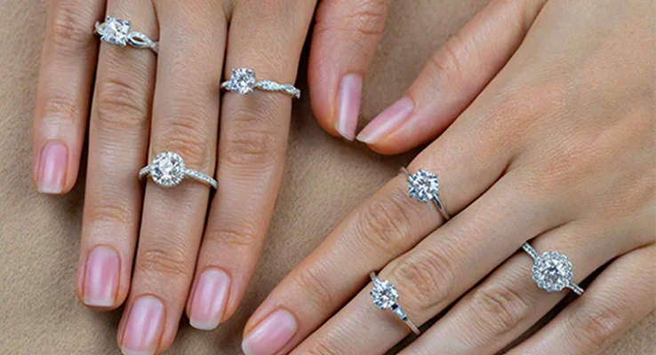 HALO_VS._SOLITAIRE_WHICH_ENGAGEMENT_RING_STYLE_SHOULD_YOU_PICK